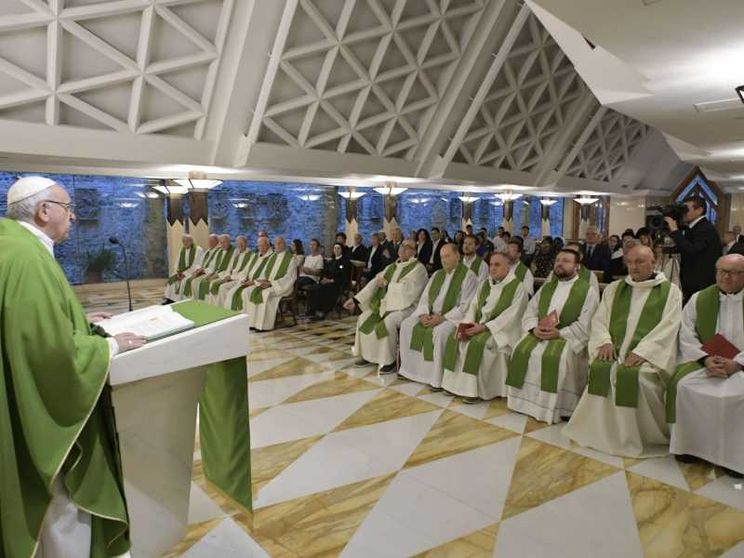 Il Papa: il pastore è umile, compatisce e prega se è accusato