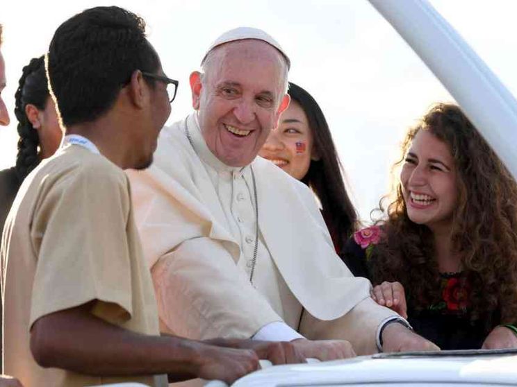 Il Papa ai giovani: il sesso è un dono di Dio, non un tabù