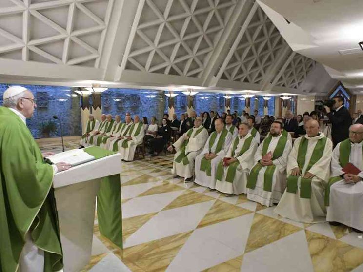 Il Papa: il pastore è umile, compatisce e prega se è accusato