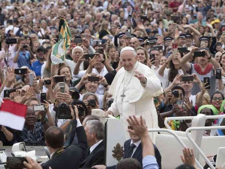 Francesco: onoriamo i genitori, mai insulti. «Ci hanno dato la vita»