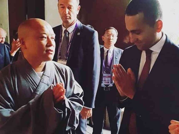 Di Maio: reddito di cittadinanza solo a italiani. Ma si può fare?