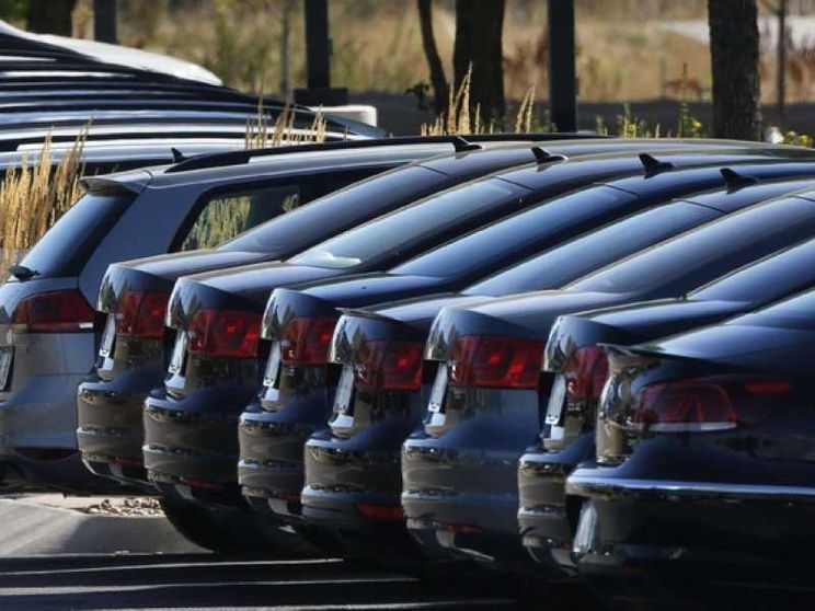 Noleggio e aziendali tengono in piedi l'automobile