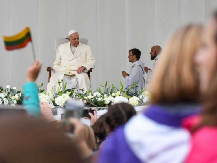 Il Papa in Lituania: «Ospitalità verso giovani, stranieri, poveri»