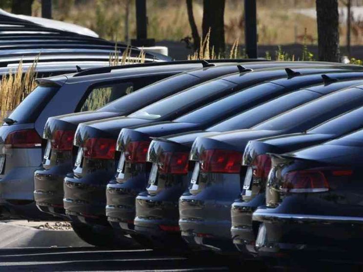 Noleggio e aziendali tengono in piedi l'automobile