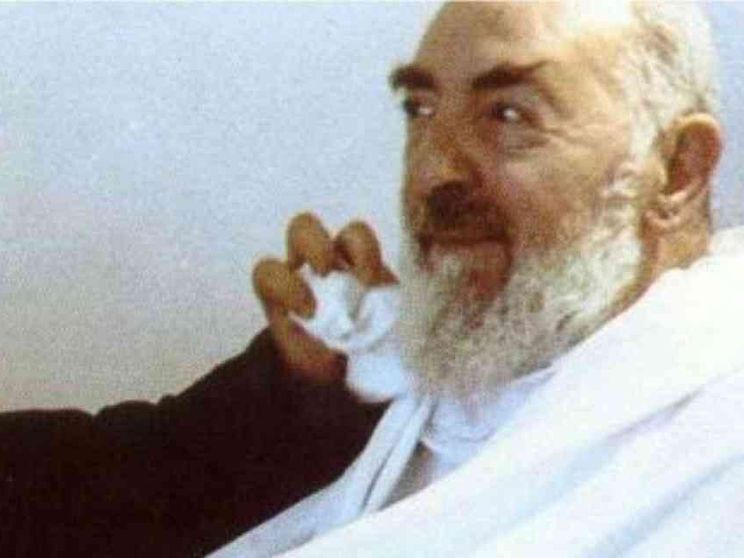 Padre Maurizio: quando baciai le ferite, mi disse «Guagliò, mi fai male»