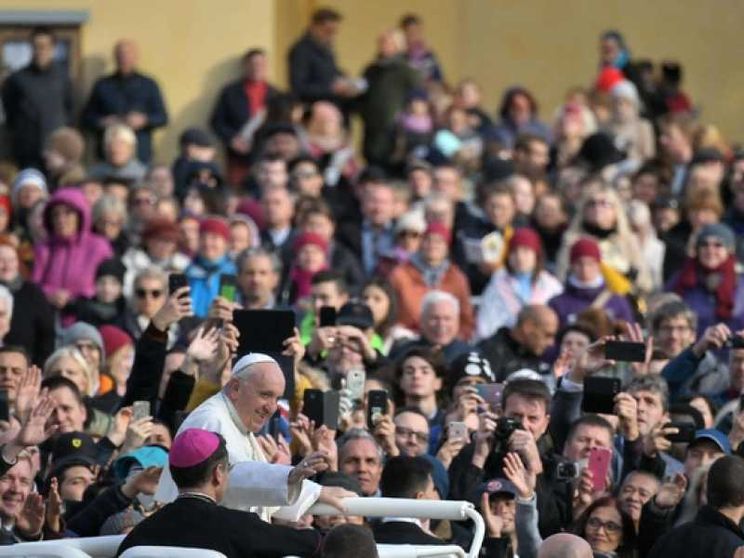 Il Papa: i nostri giovani indignati dagli scandali sessuali ed economici