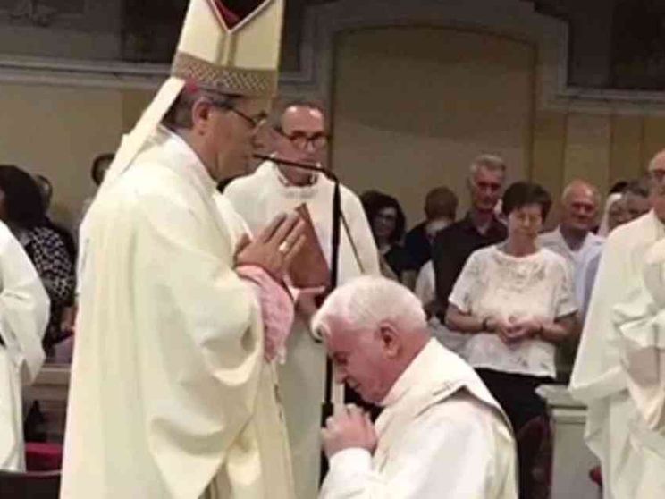 Diventa sacerdote a 75 anni: «Vivrò la vita del monaco»