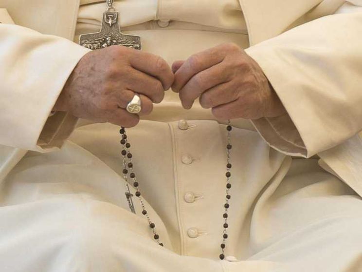 Il Papa: preghiamo con il rosario per la Chiesa attaccata dal demonio