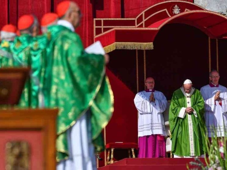 Il Papa: cambiamo ciò che ci paralizza e separa dai giovani