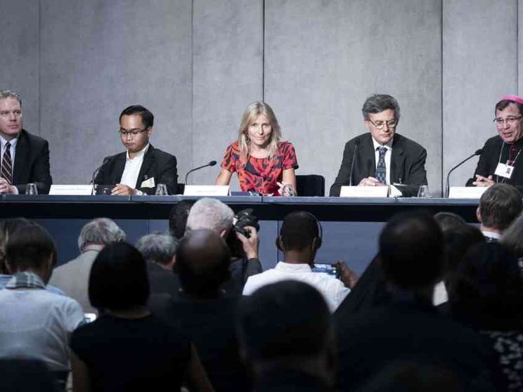 Famiglia, sessualità e migranti nel primo giorno del Sinodo sui giovani