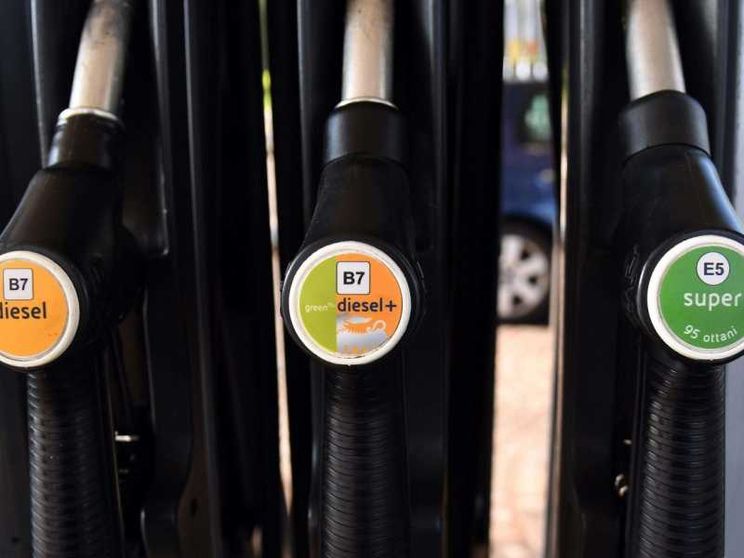 Oggi benzina e diesel cambiano nome: E10, B10 o B7. Occhio al cartello