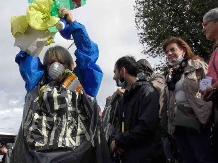 Rifiuti, la protesta dei romani: «Stufi di vivere con la nausea»