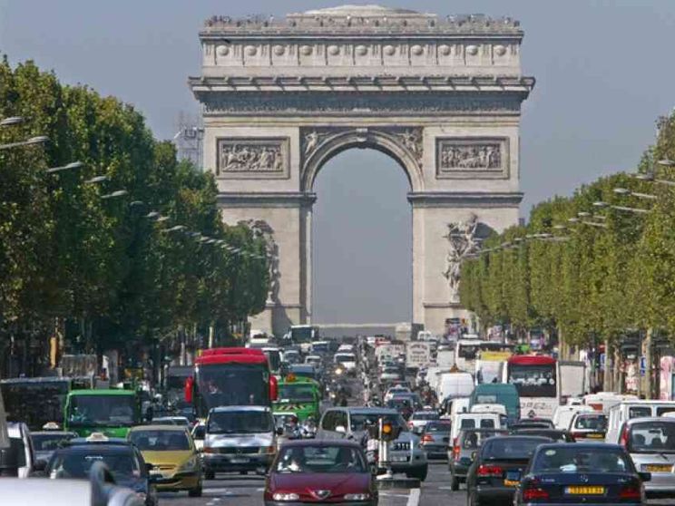 Francia, bollo a 10.500 euro per le auto più inquinanti