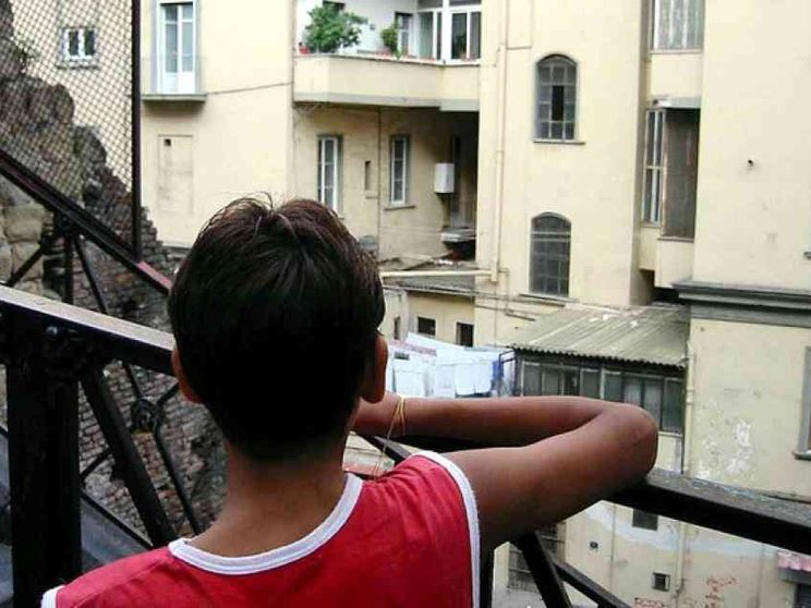 A 15 anni in vendita sul lungomare. Ecco il mercato dei ragazzini dell'Est