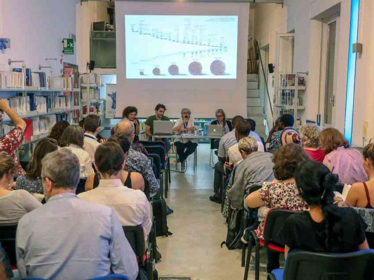 Braccianti e badanti, le vite sottocosto