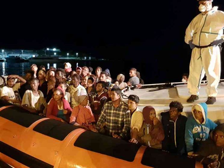 Settanta migranti approdati a Lampedusa: la lunga notte dei soccorsi