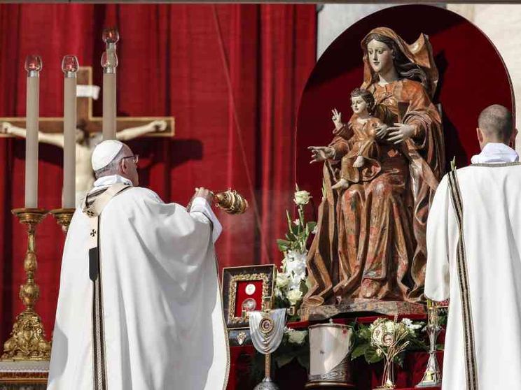 Paolo VI e Romero santi. Il Papa: "Era Gesù il loro tesoro"