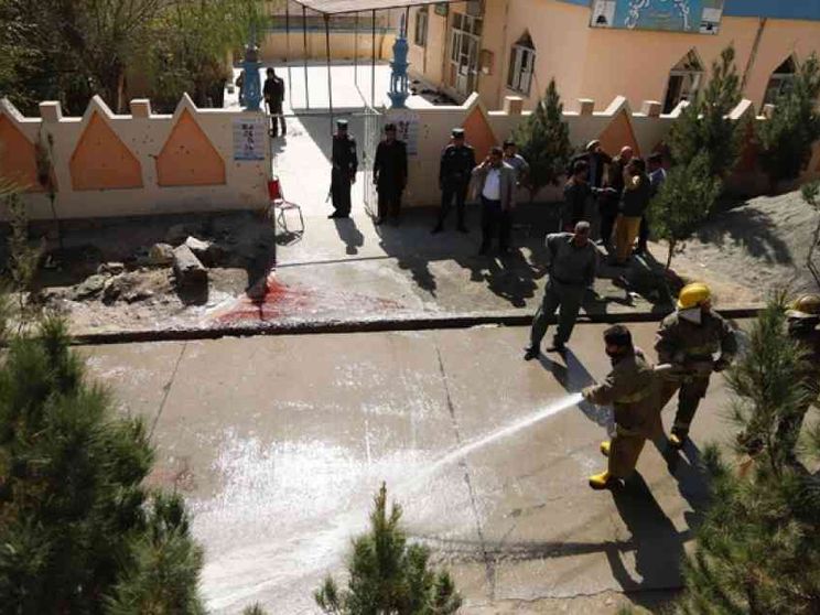 Il voto in Afghanistan finisce nel sangue: bombe ai seggi, «67 morti»