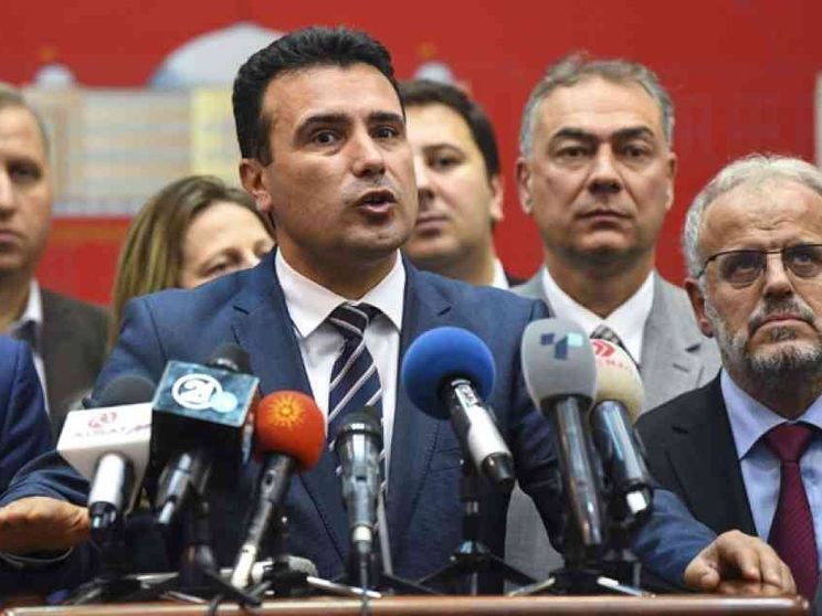 Il premier si salva: la Macedonia cambia nome