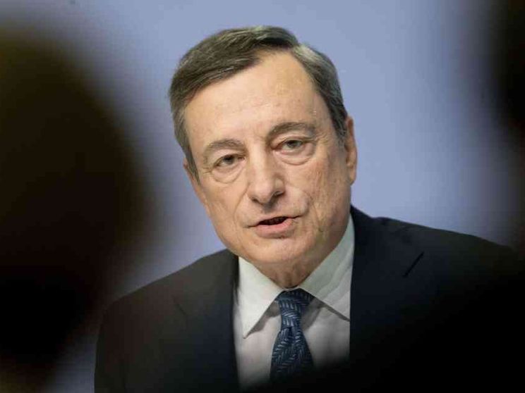 Draghi all'Italia: si abbassi lo spread per proteggere le banche