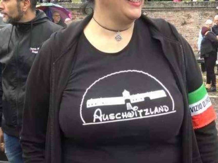 Forza Nuova sospende la militante che ha indossato la maglietta choc