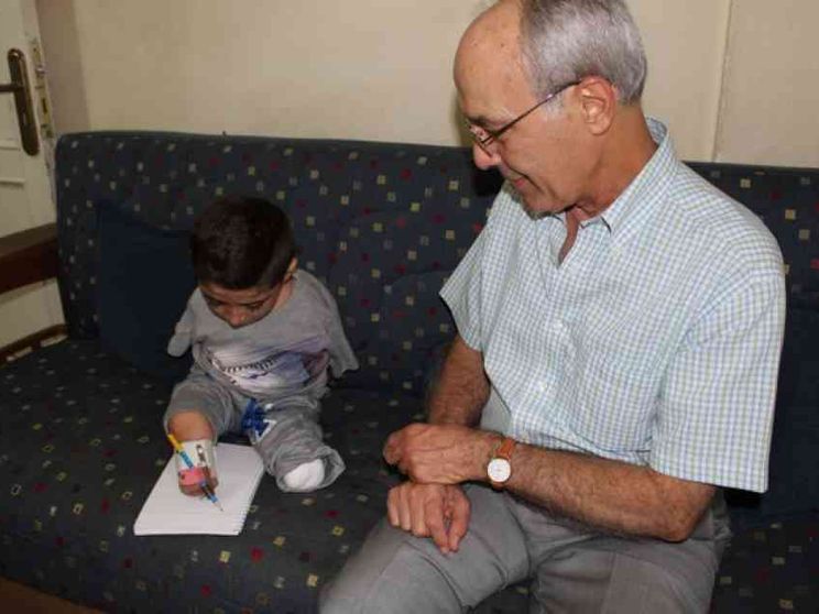 Mahmud, nato senza braccia, mutilato da una mina, «fuoriclasse» dei quaderni