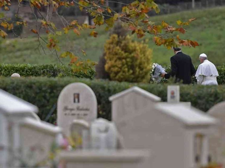 Papa Francesco al cimitero Laurentino. La preghiera sulle tombe degli «angeli»