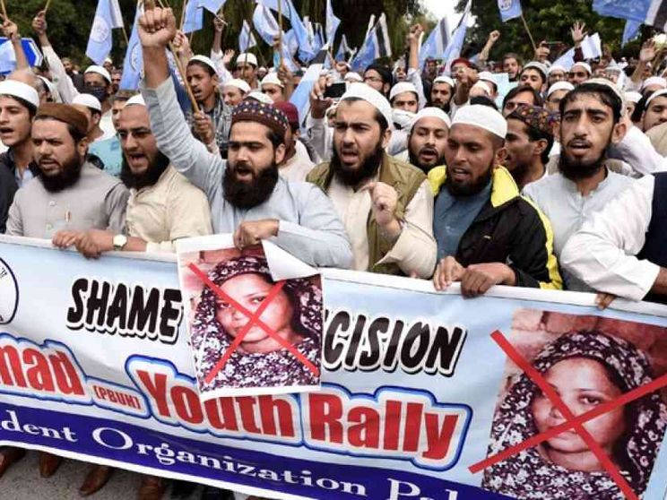 La rabbia dei fondamentalisti frena l'espatrio dopo l'assoluzione