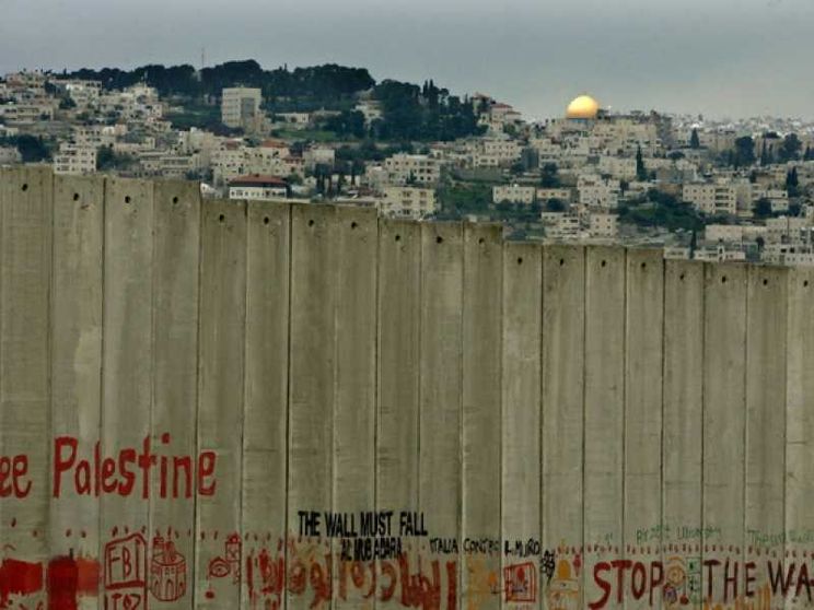 Ramallah, il fuoco oltre il muro. Dove la vita resta tagliata a metà