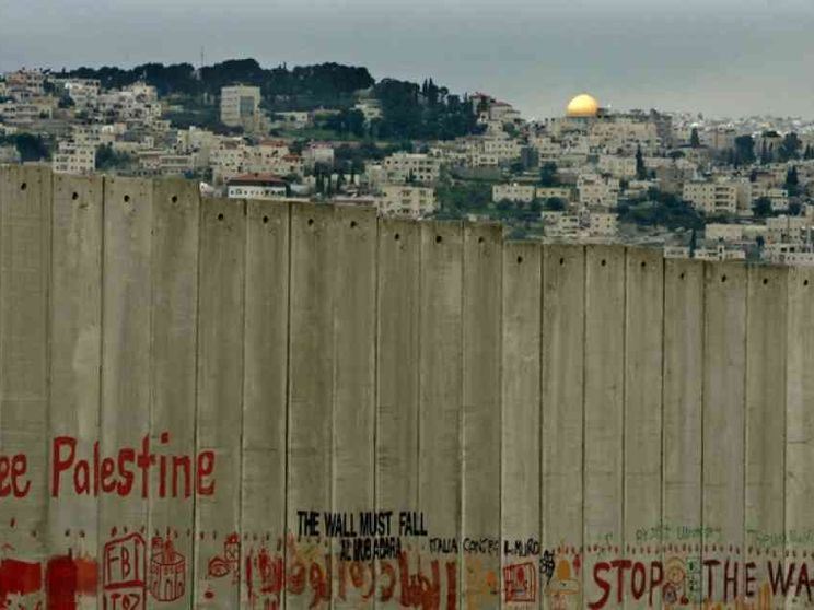 Ramallah, il fuoco oltre il muro. Dove la vita resta tagliata a metà
