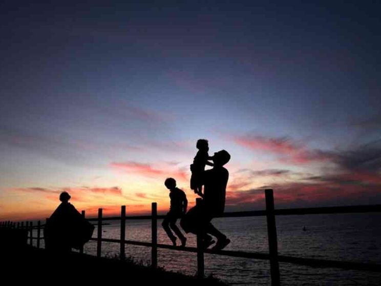 Educare i figli nel tempo insieme: in montagna e davanti alla tv