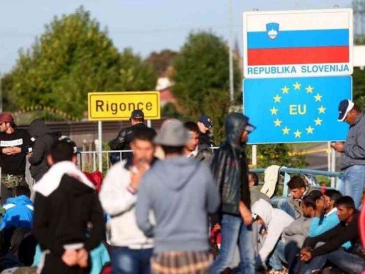 La denuncia: migranti respinti in Slovenia. Il Viminale: tutto regolare