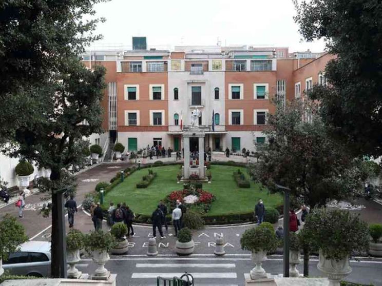 Incendio nella notte all'ospedale San Pietro: pazienti trasferiti