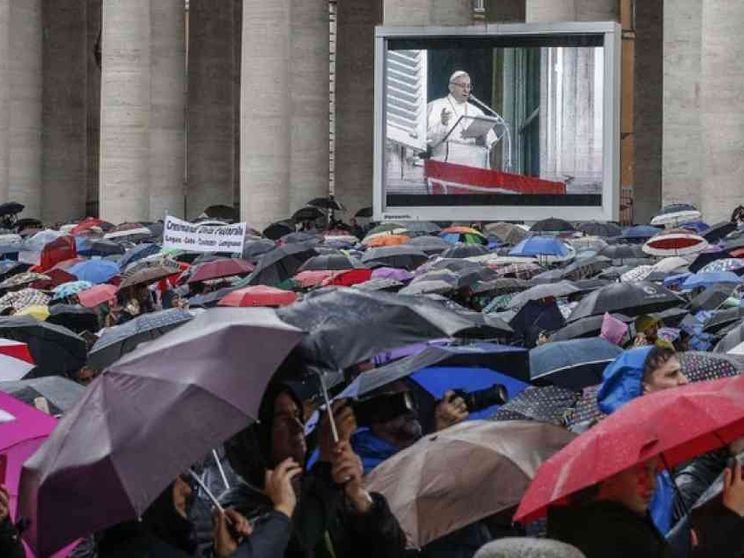 Il Papa: illusorio separare amore verso Dio e verso il prossimo