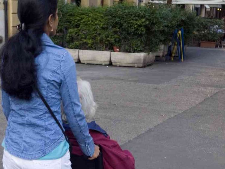 Perché badanti, tate e colf stanno salvando le famiglie