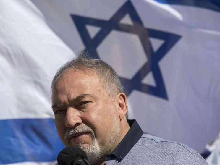 Il ministro Lieberman lascia: governo Netanyahu in bilico