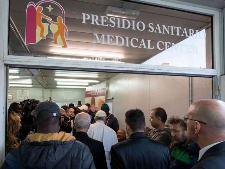 Papa Francesco al presidio sanitario in piazza San Pietro