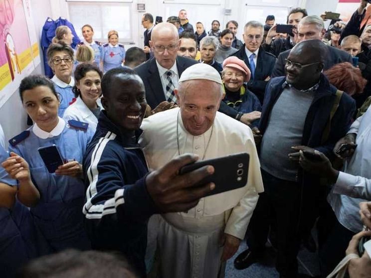La Giornata dei poveri: la Messa in San Pietro e il pranzo con il Papa