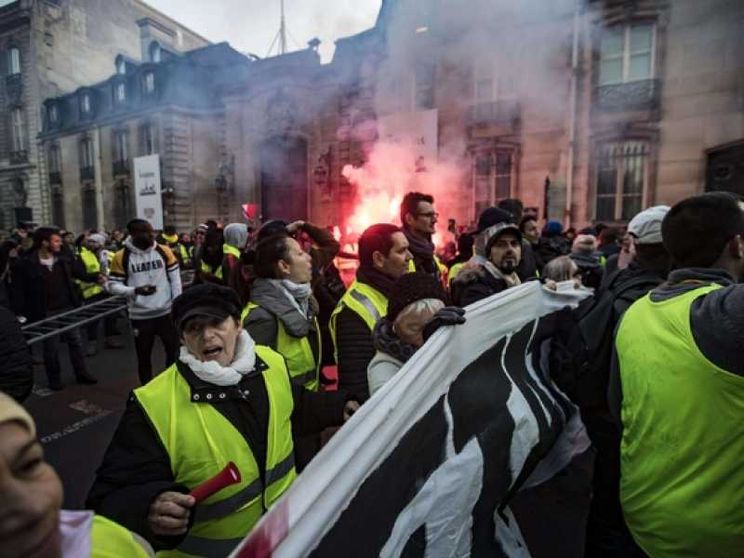 I «gilet gialli» bloccano la Francia contro il caro benzina. Un morto