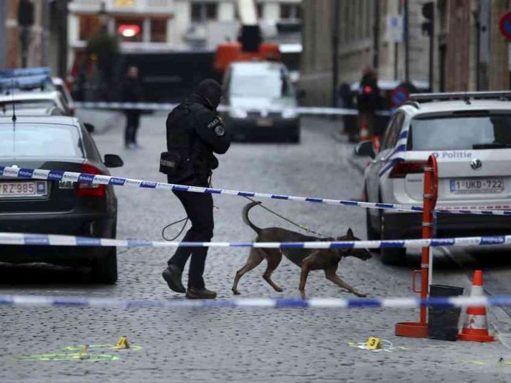 Urla Allah Akbar e accoltella poliziotto