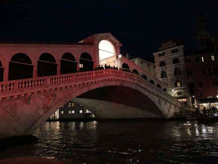 Venezia in rosso, il «grazie» dalla figlia di Asia Bibi