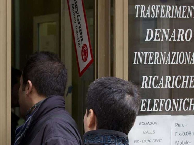 Nel mirino le rimesse degli stranieri. Tolti 62 milioni ai Paesi poveri