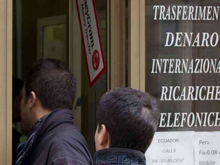 Nel mirino le rimesse degli stranieri. Tolti 62 milioni ai Paesi poveri