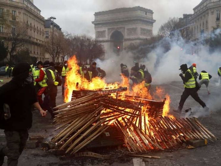 Scontri sugli Champs Elysées: oltre 100 feriti, 270 gilet gialli fermati