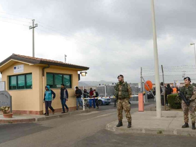 A centinaia in strada, senza dimora. Pure i bimbi. È il «decreto sicurezza»