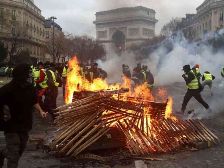 Scontri sugli Champs Elysées: oltre 100 feriti, 270 gilet gialli fermati