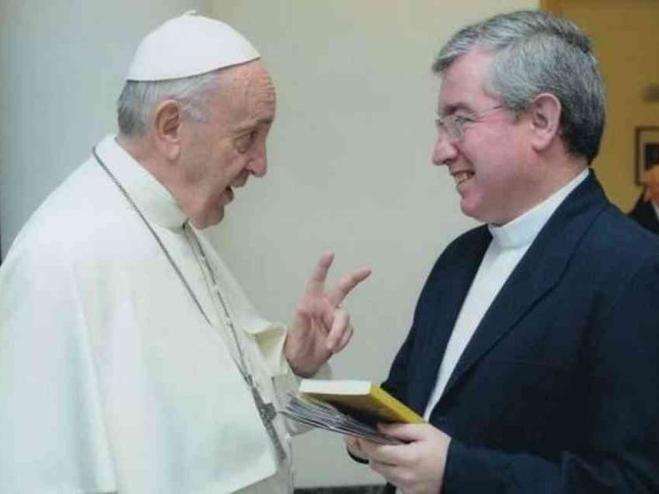 La forza della vocazione, papa Francesco: attenti a ideologia e clericalismo