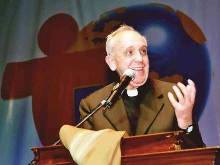 Chi era Bergoglio prima di diventare papa Francesco? Ce lo spiega una mostra