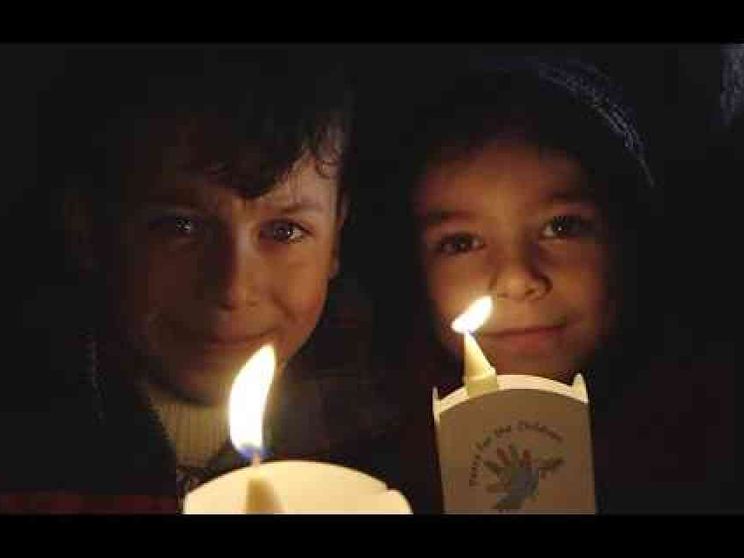 Il Papa accende un cero e prega per la «pace nell'amata Siria»