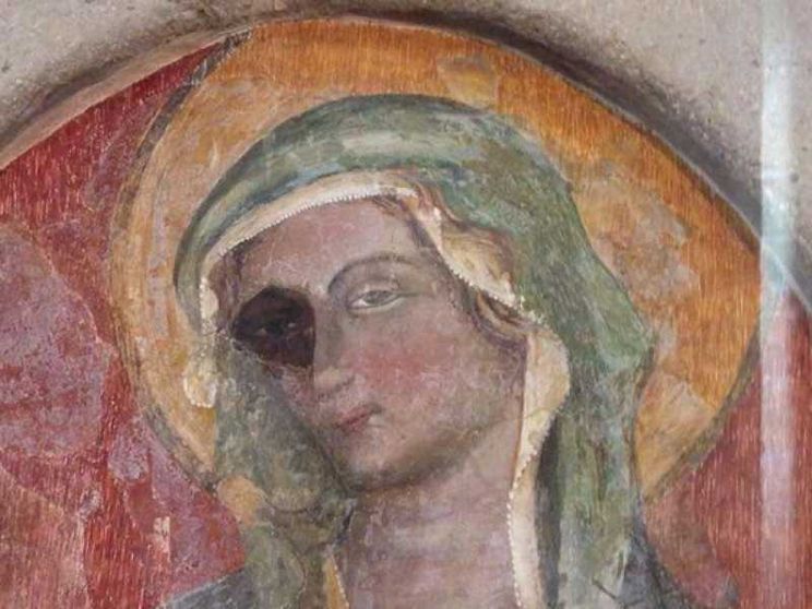 La Vergine con l'occhio nero soffre con noi